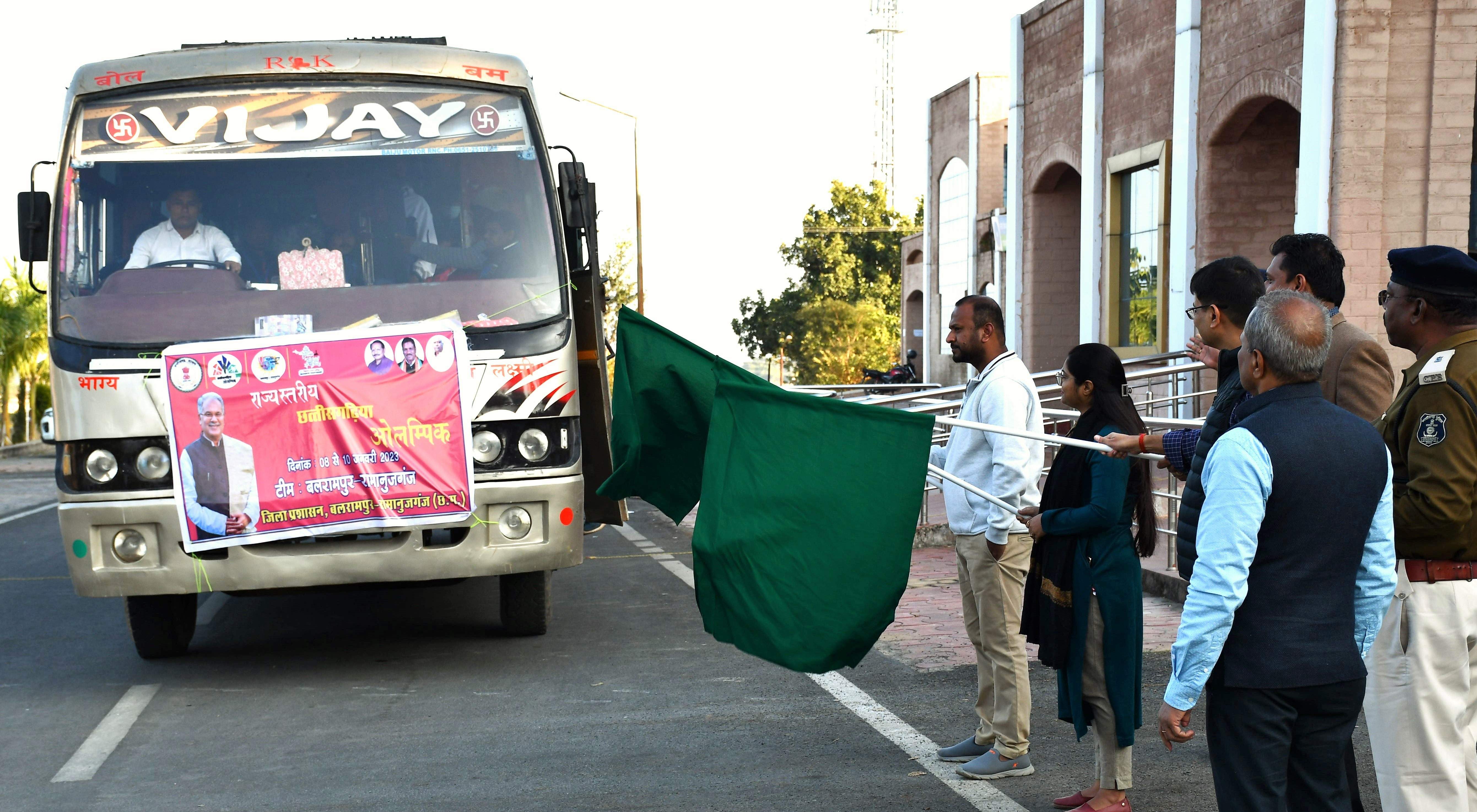 छत्तीसगढिय़ा ओलंपिक के राज्य स्तरीय स्पर्धा  में भाग लेने 62 प्रतिभागियों का दल रवाना
