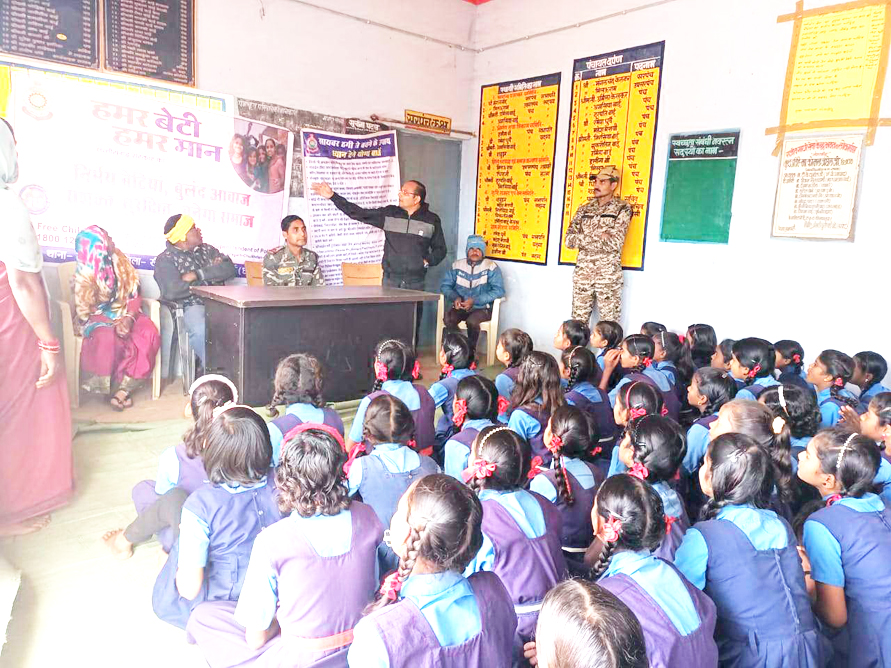 नक्सल क्षेत्र में पुलिस ने चलाया चलित थाना नक्सल क्षेत्र में पुलिस ने चलाया चलित थाना