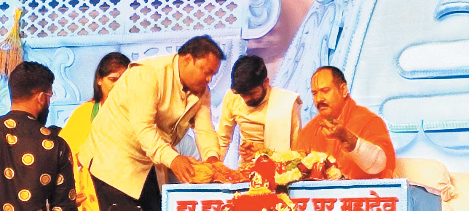 शिवकथा महापुराण का पांचवा दिन तीन लाख श्रद्धालु कोकड़ी पहुंचे शिवकथा महापुराण का पांचवा दिन तीन लाख श्रद्धालु कोकड़ी पहुंचे