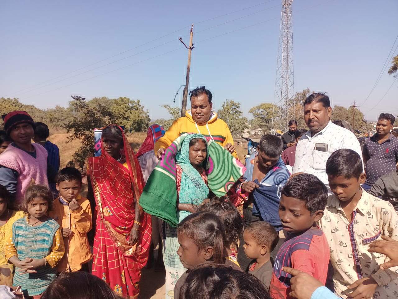 जनचेतना कल्याण मंच ने 2 सौ से अधिक लोगों को कंबल-गर्म वस्त्र बांटे