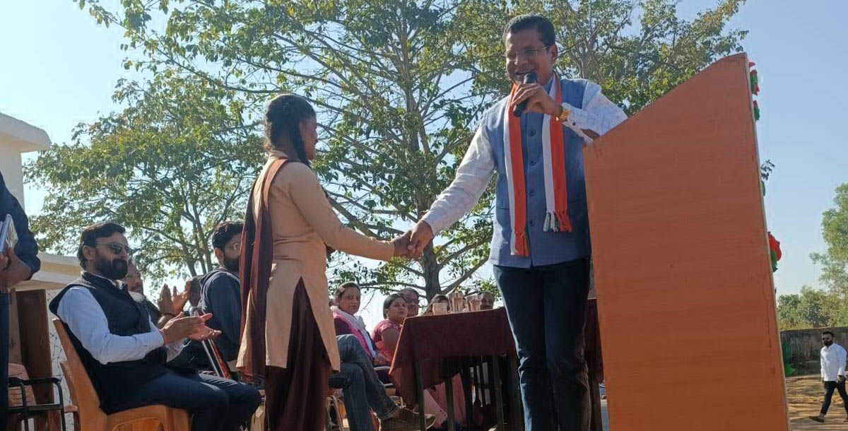 मरकाम ने छात्रों को सायकल वितरण किया