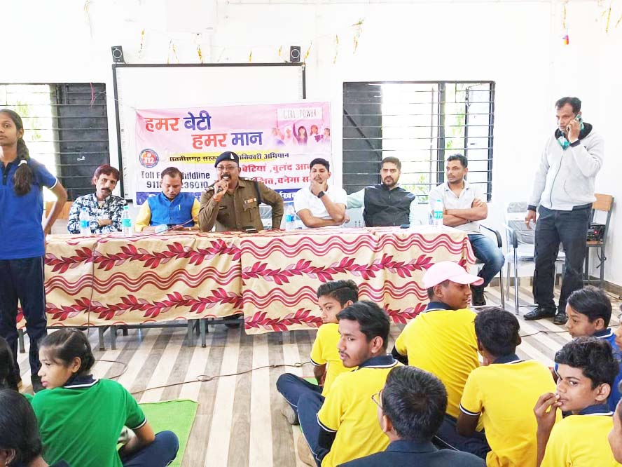 हिन्दी व अंग्रेजी स्कूल में पुलिस ने चलाया जागरूकता अभियान हिन्दी व अंग्रेजी स्कूल में पुलिस ने चलाया जागरूकता अभियान