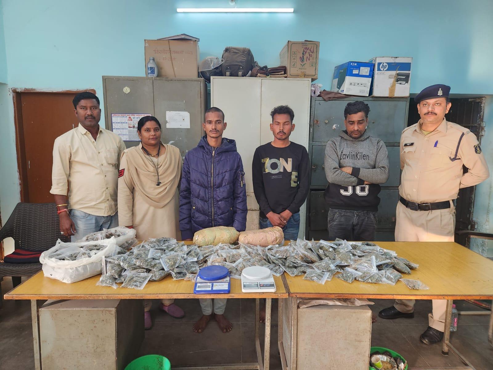 आठ किलो गांजे के साथ सात युवक गिरफ्तार