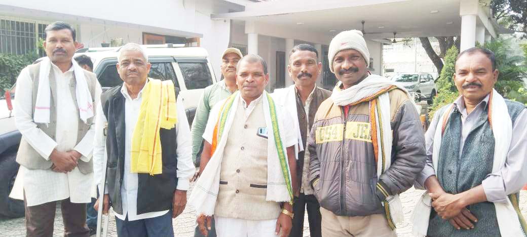 मुख्यमंत्री से मिले राजस्व परिवर्तित वनग्रामों के प्रतिनिधिमंडल