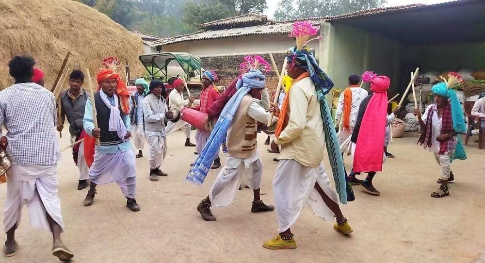 डंडा नृत्य समारोह पारंपरिक रूप से मना रहे किसान डंडा नृत्य समारोह पारंपरिक रूप से मना रहे किसान