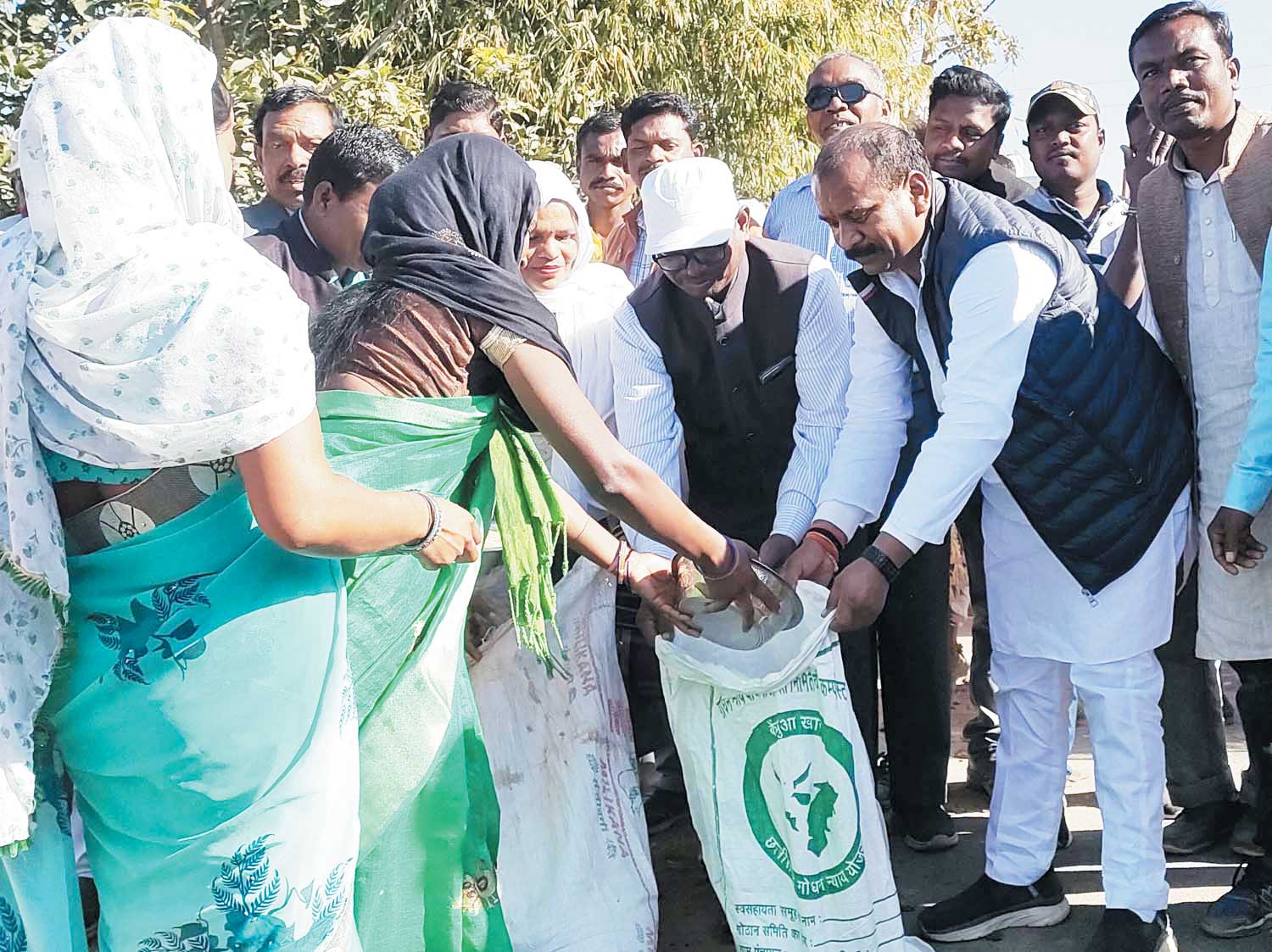 छेरछेरा पर विधायक कमरो ने गांव में घूम-घूमकर मांगा दान