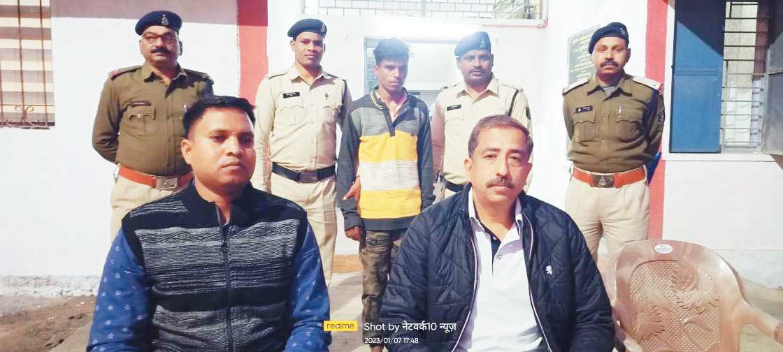 हत्या का फरार आरोपी हथियार समेत गिरफ्तार, अब तक चार पकड़े जा चुके हैं, चार की तलाश हत्या का फरार आरोपी हथियार समेत गिरफ्तार, अब तक चार पकड़े जा चुके हैं, चार की तलाश