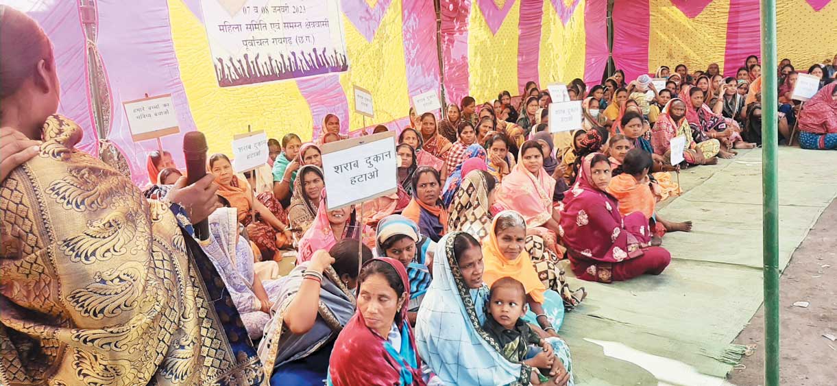 शराब दुकान हटवाने महिलाएं धरने पर, जामगांव क्षेत्र का मामला 