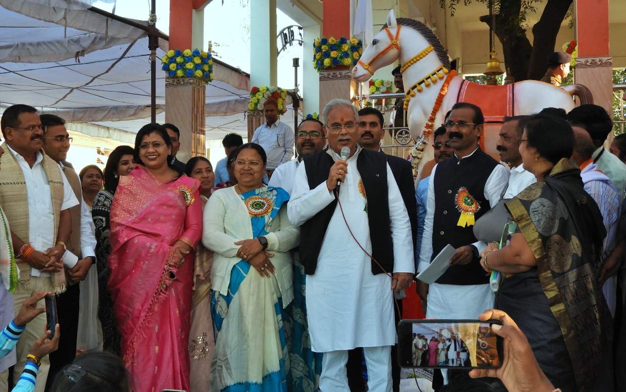 सीएम ने की मोहंदीपाट बाबा की पूजा-अर्चना