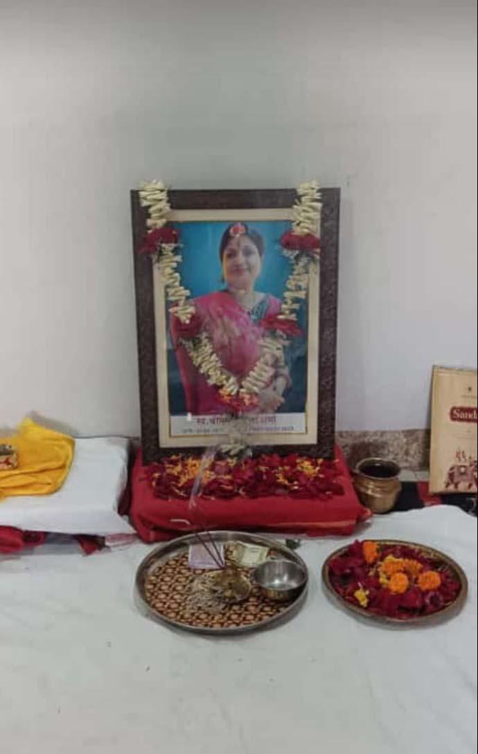 सांसद गोमती ने बेनीकुंज पहुंचकर स्व. बबीता को दी श्रद्धांजलि