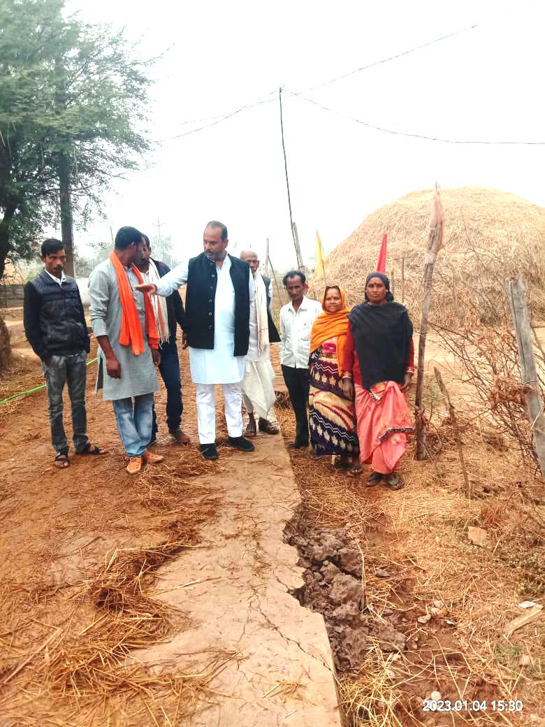 सीसी रोड के घटिया निर्माण से ग्रामीणों में नाराजगी