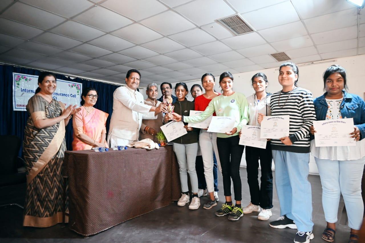 प्रतिभाशाली छात्राएं मेडल, छात्रवृत्ति से सम्मानित हुई