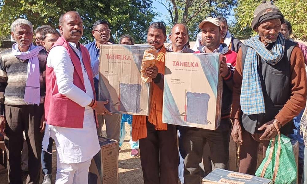 विधायक ने बांटे कृषि उपकरण विधायक ने बांटे कृषि उपकरण