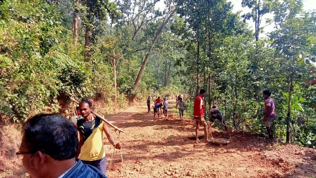 ग्रामीणों ने भेंट मुलाकात में सीएम से लगाई थी गुहार  जब कार्रवाई नहीं हुई, श्रमदान से की सडक़ मरम्मत