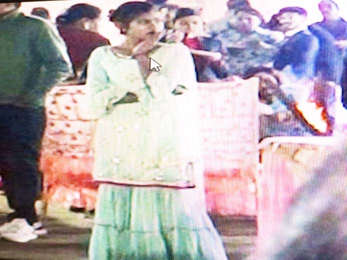 शादी के स्टेज से 2 लाख नगद व गहनों से भरा बैग पार