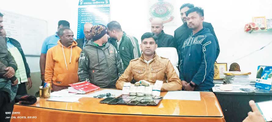  12 जुआरियों से ढाई लाख नगदी, 11 मोबाइल जब्त