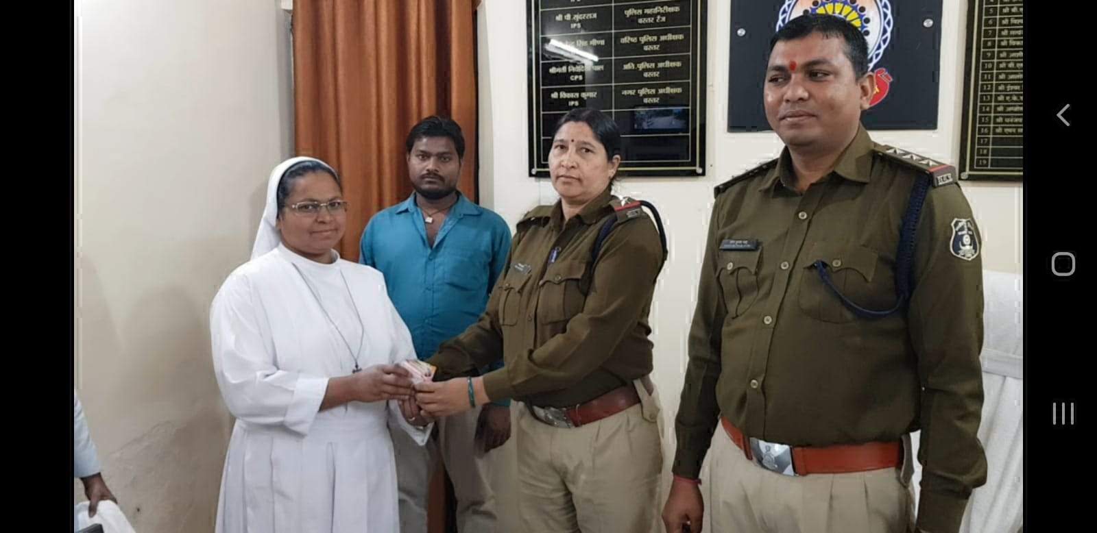 बाजार में गिरा पर्स, पुलिस ने खोजकर महिला को सौंपा