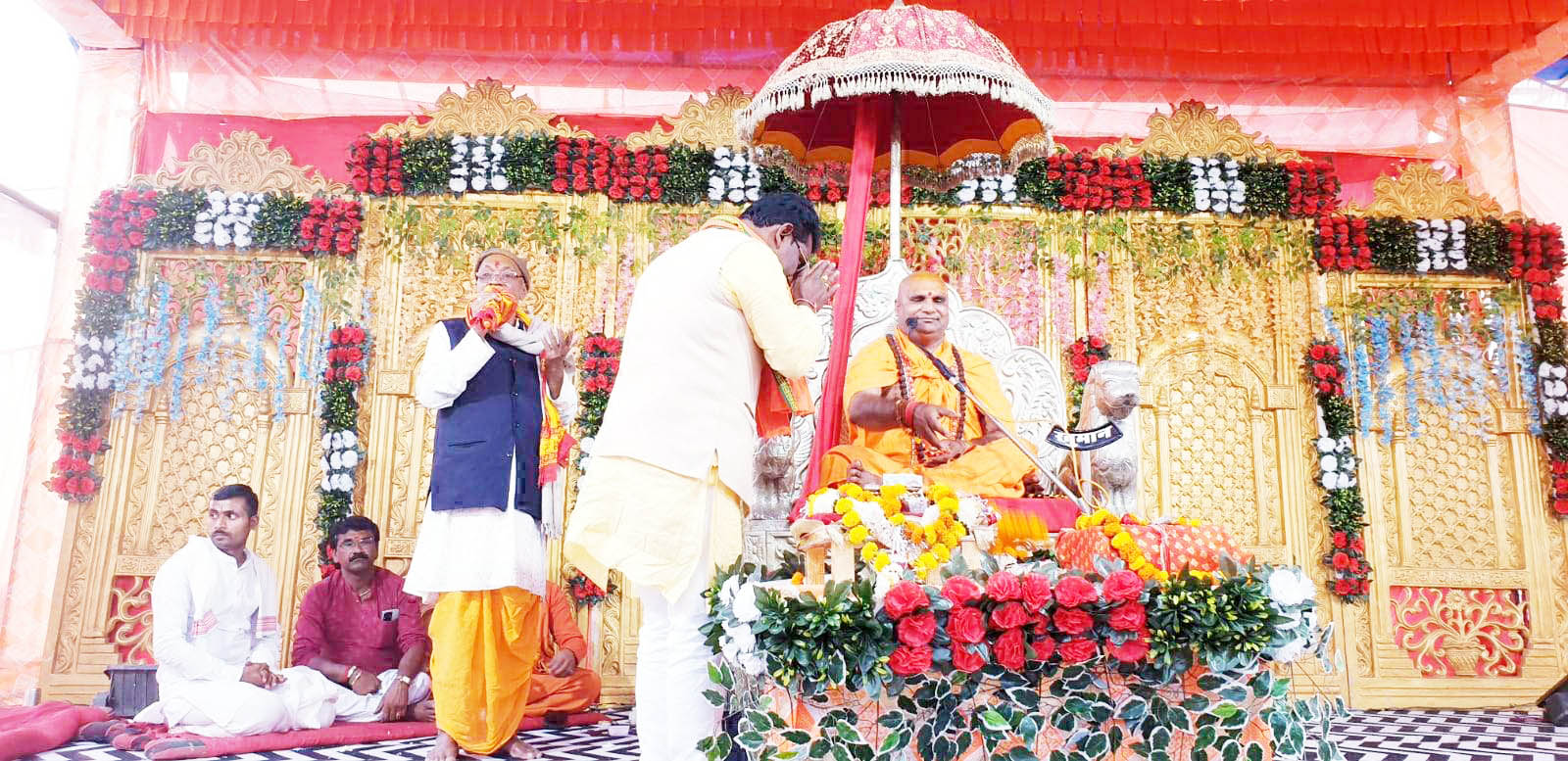 जगतगुरु कनिष्ठ शंकराचार्य से जिपं. सदस्य रोहित साहू ने लिया आशीर्वाद जगतगुरु कनिष्ठ शंकराचार्य से जिपं. सदस्य रोहित साहू ने लिया आशीर्वाद