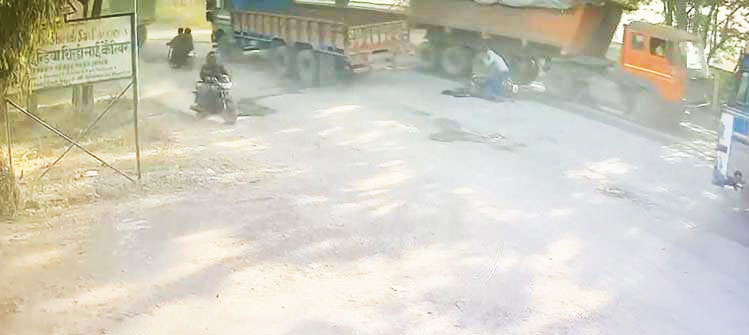 वाहन की चपेट में  बाईक सवार की मौत, एक गंभीर