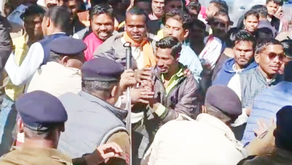 जनपद सीईओ को हटाने कांग्रेस-भाजपा धरने पर, आश्वासन पर माने