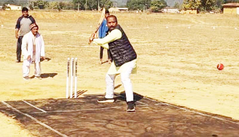 बल्लेबाजी कर विधायक ने किया क्रिकेट प्रतियोगिता का शुभारंभ