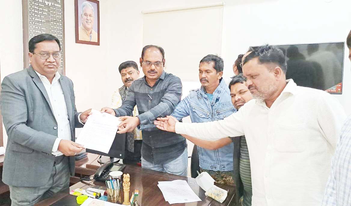 अल्पसंख्यक आयोग उपाध्यक्ष ने कलेक्टर से की योजनाओं पर चर्चा अल्पसंख्यक आयोग उपाध्यक्ष ने कलेक्टर से की योजनाओं पर चर्चा
