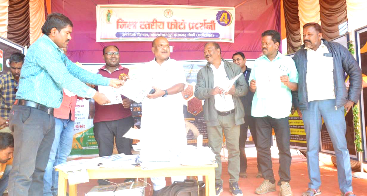 संसदीय सचिव ने किया फोटो प्रदर्शनी का अवलोकन संसदीय सचिव ने किया फोटो प्रदर्शनी का अवलोकन