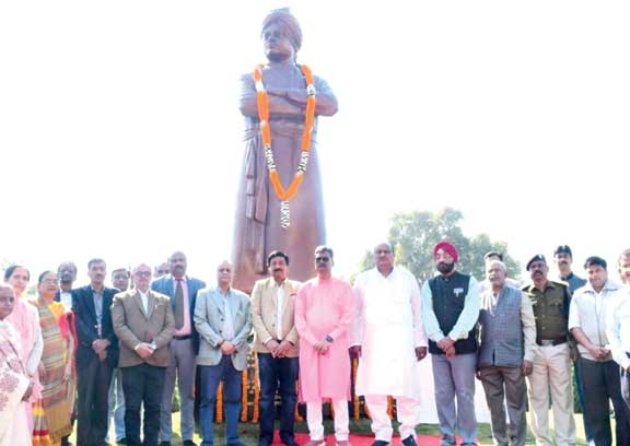  विवेकानंद को सीएम और स्पीकर की पुष्पांजलि