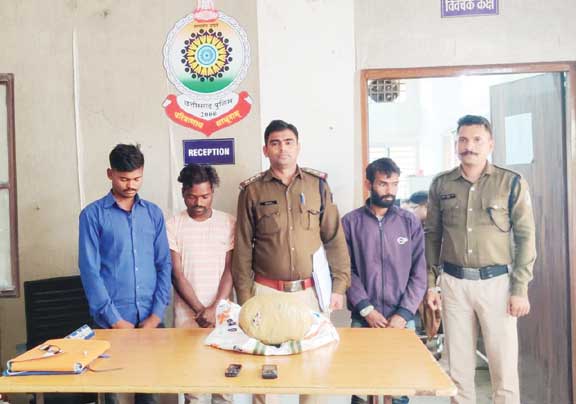 मल्कानगिरी से गांजा लेकर मंडला  जा रहे तीन तस्कर गिरफ्तार