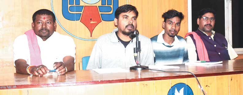 ठेका कंपनी नहीं दे रही कलेक्टर दर की मजदूरी