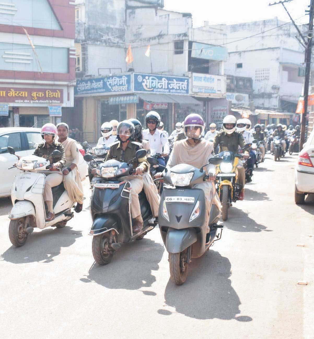 सडक़ सुरक्षा सप्ताह के पहले दिन हेलमेट रैली