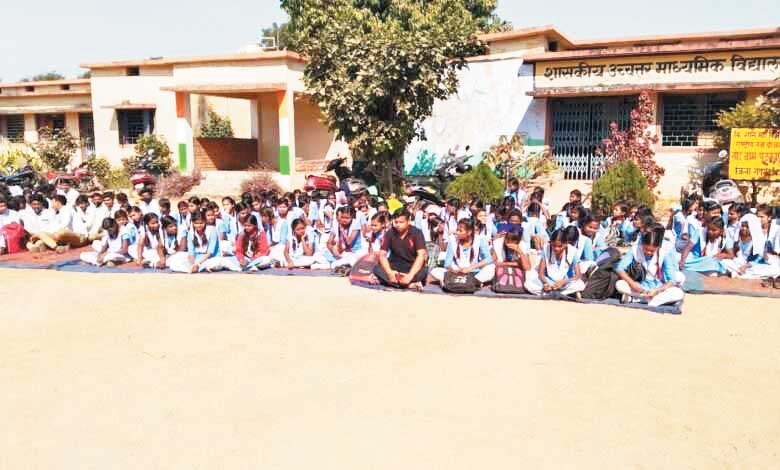 शिक्षक की मांग, स्कूल के बाहर छात्र बैठे धरने पर