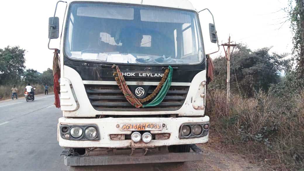 ट्रक की चपेट में बाइक सवार युवक की मौत