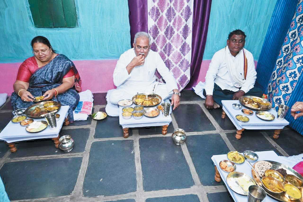 आदिवासी वनपट्टा धारी किसान के घर सीएम ने खाया खाना