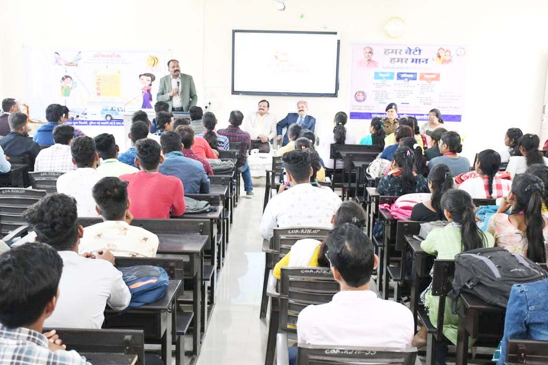 विद्यार्थियों को दी कैरियर गाईडेंस एवं सायबर अपराध की जानकारी विद्यार्थियों को दी कैरियर गाईडेंस एवं सायबर अपराध की जानकारी