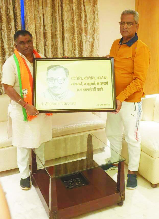 जिलाध्यक्ष ने राज्यसभा सांसद को भेंट की तस्वीर जिलाध्यक्ष ने राज्यसभा सांसद को भेंट की तस्वीर
