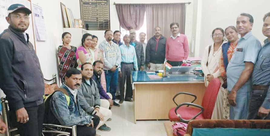 पदस्थापना में विलंब, जिला शिक्षा अधिकारी से मिले टीचर्स पदस्थापना में विलंब, जिला शिक्षा अधिकारी से मिले टीचर्स