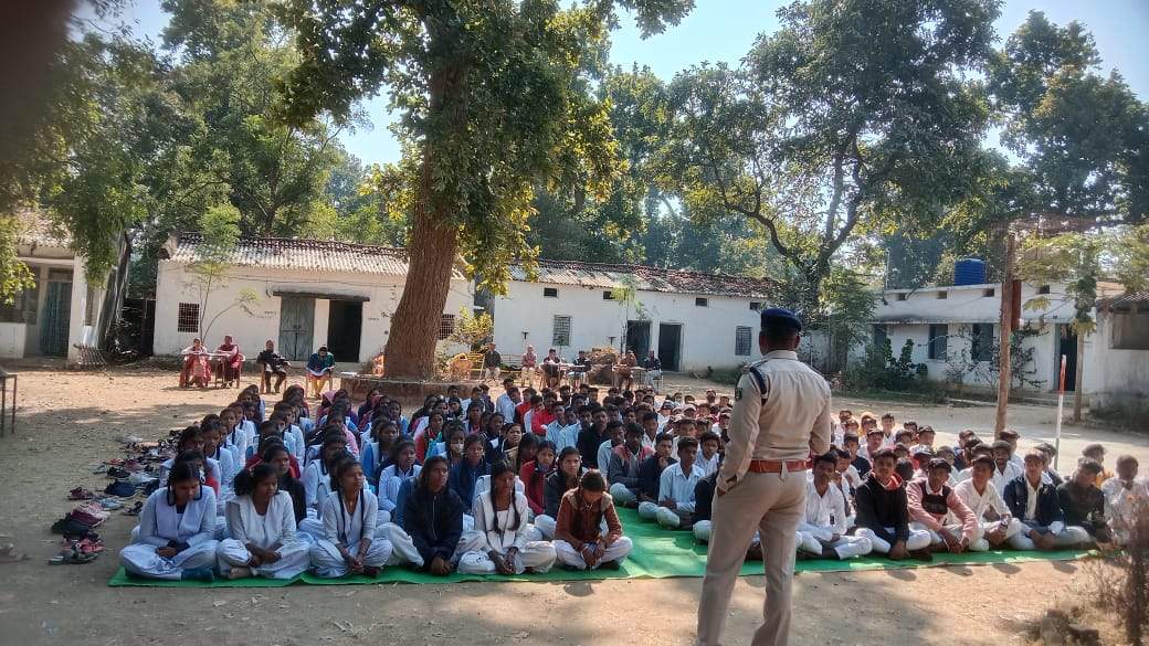 सडक़ सुरक्षा सप्ताह, पुलिस ने छात्र-छात्राओं को किया जागरूक