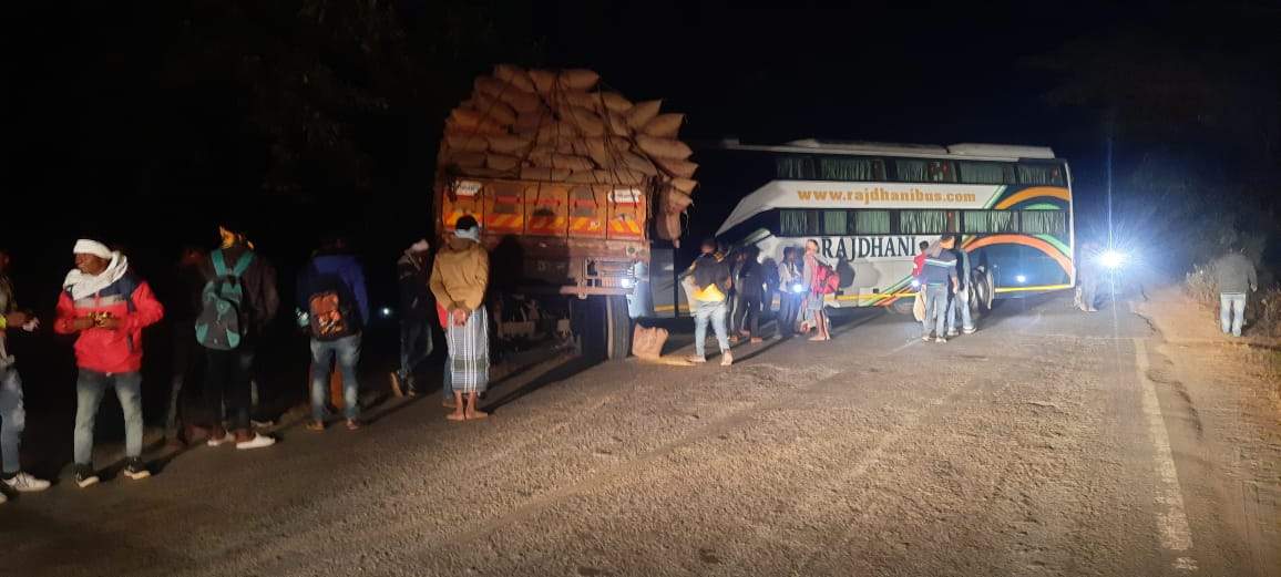 हाईवे पर यात्री बस और ट्रक में भिड़ंत, चालक समेत 4 यात्री घायल