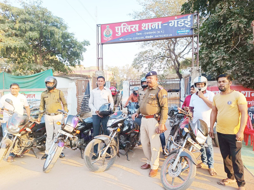 गंडई पुलिस ने निकाली बाईक रैली गंडई पुलिस ने निकाली बाईक रैली
