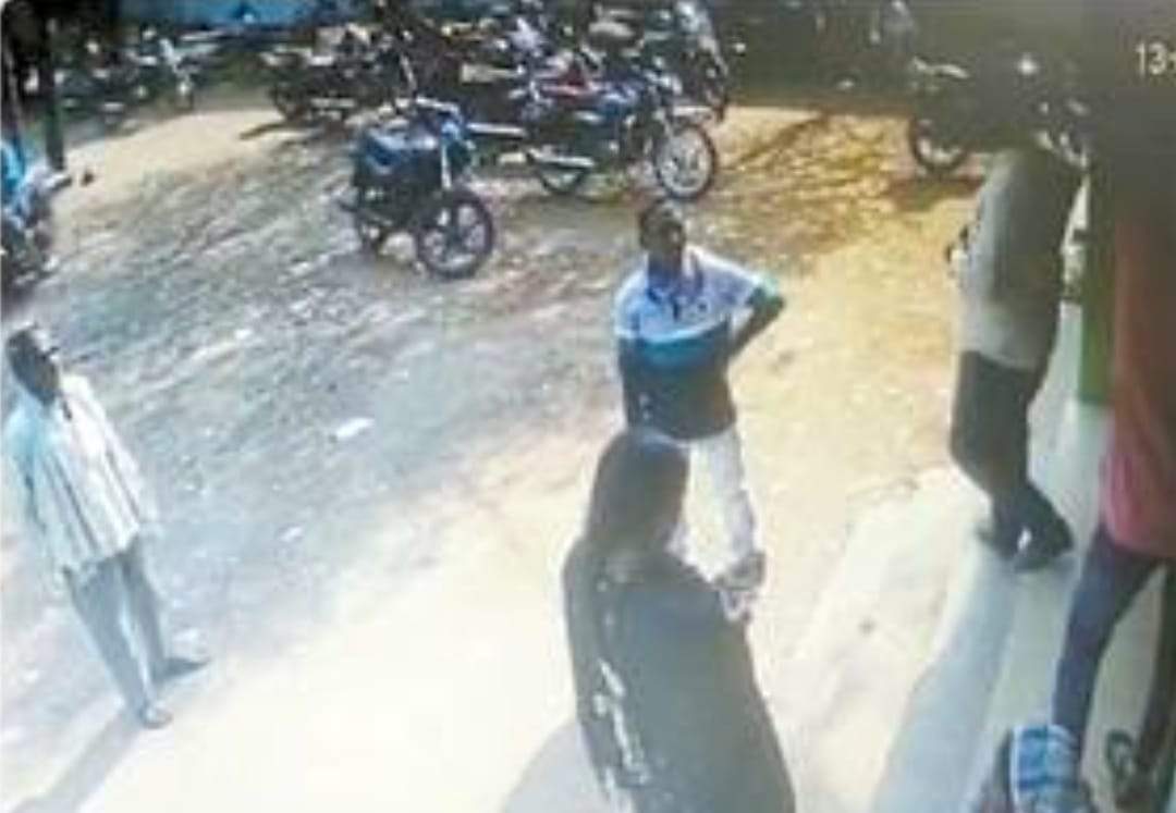 1.35 लाख लेकर भाग रहे नाबालिग को किसानों ने पकड़ा