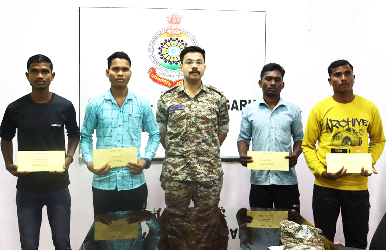 शीर्ष नक्सलियों के भेदभाव व उपेक्षा से त्रस्त 4 नक्सलियों का समर्पण