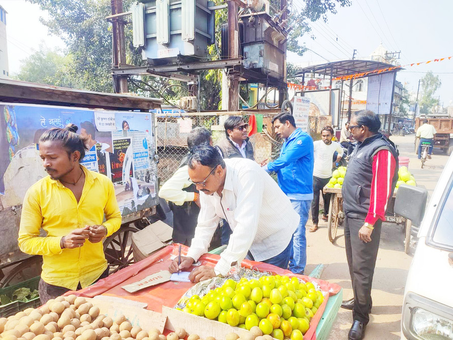 गुरूद्वारा से मानव मंदिर चौक के दर्जनभर दुकानों में टीम की दबिश गुरूद्वारा से मानव मंदिर चौक के दर्जनभर दुकानों में टीम की दबिश