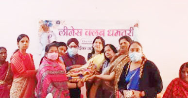 लीनेस क्लब धमतरी ने मरीजों को कंबल व लड्डू बांटे