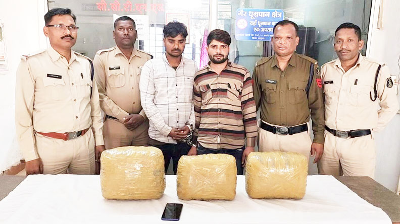 बस का इंतजार करते 2 गांजा तस्कर गिरफ्तार