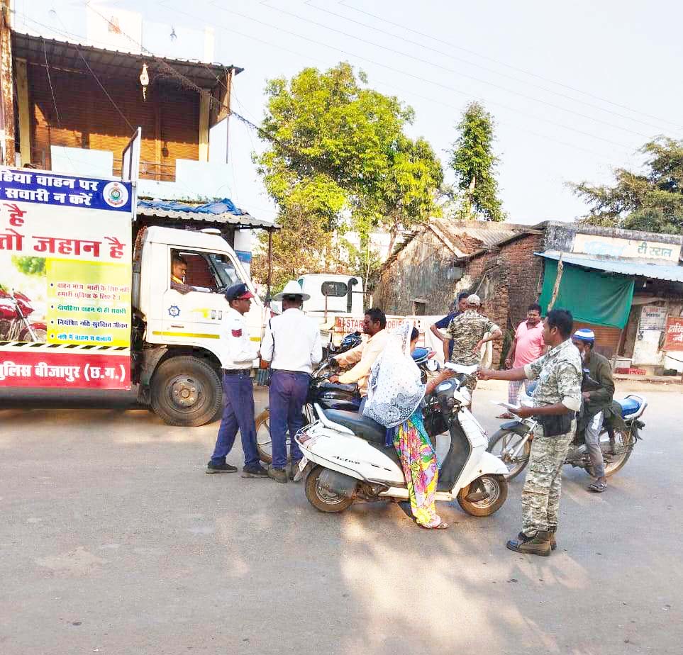 वाहन चालकों को यातायात नियमों की दी जानकारी, हेलमेट व सीटबेल्ट लगाने की दी समझाइश