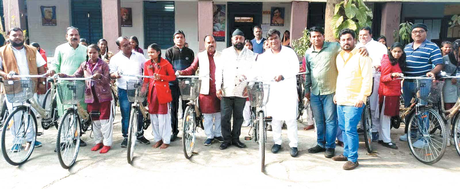 राज्य सरकार की योजनाओं से स्कूली बालिकाओं को मिल रहा है बल-डॉ.विनय राज्य सरकार की योजनाओं से स्कूली बालिकाओं को मिल रहा है बल-डॉ.विनय