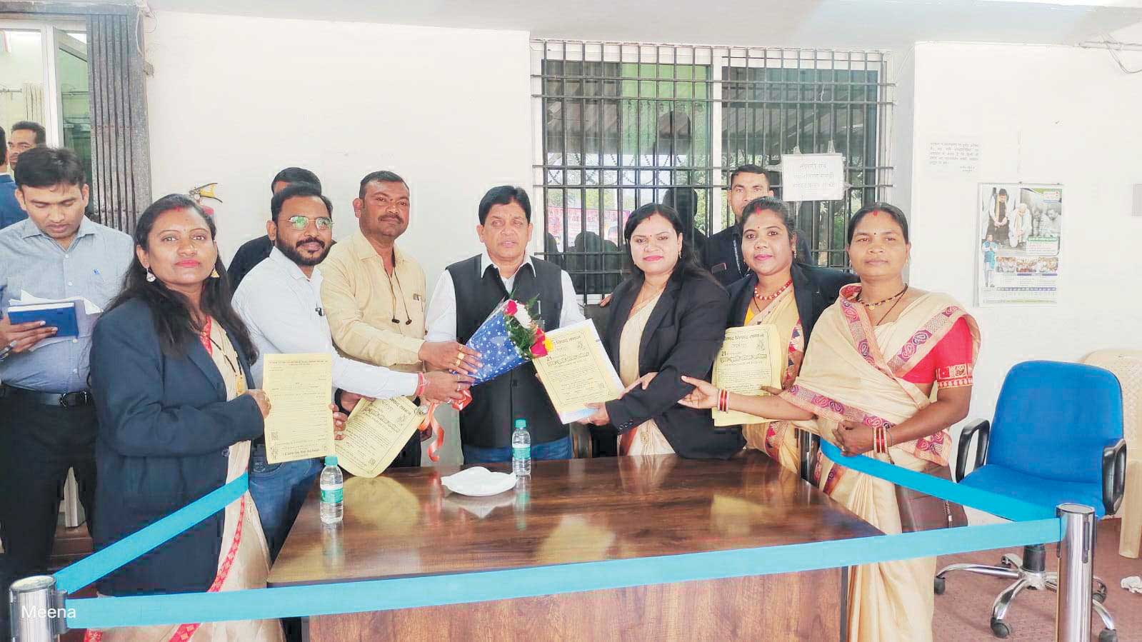 नगरीय प्रशासन मंत्री डॉ. डहरिया को निषाद समाज का परिचय सम्मेलन का दिया आमंत्रण