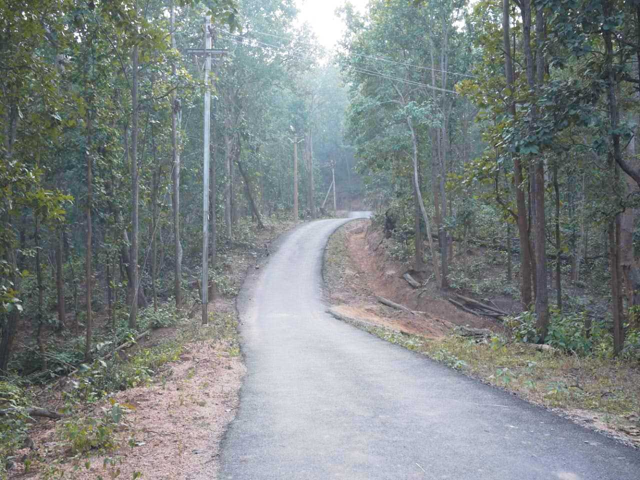 छत्तीसगढ़ के उत्तरी छोर के आखिरी गांव पुंदाग में आजादी के 75 साल बाद बन रही सडक़