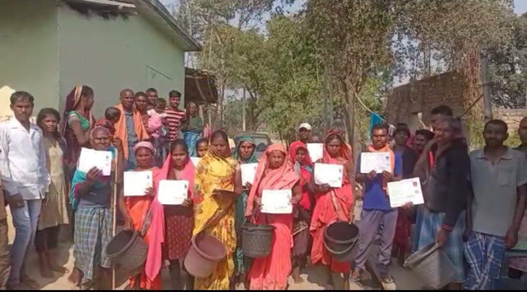 सरकारी राशन दुकान में खाद्यान्न के लिए जा रहे पैसे, ग्रामीणों में रोष